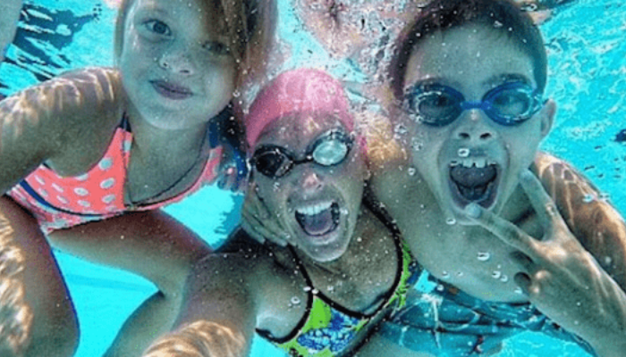 Giinny Caraldi and her kids underwater